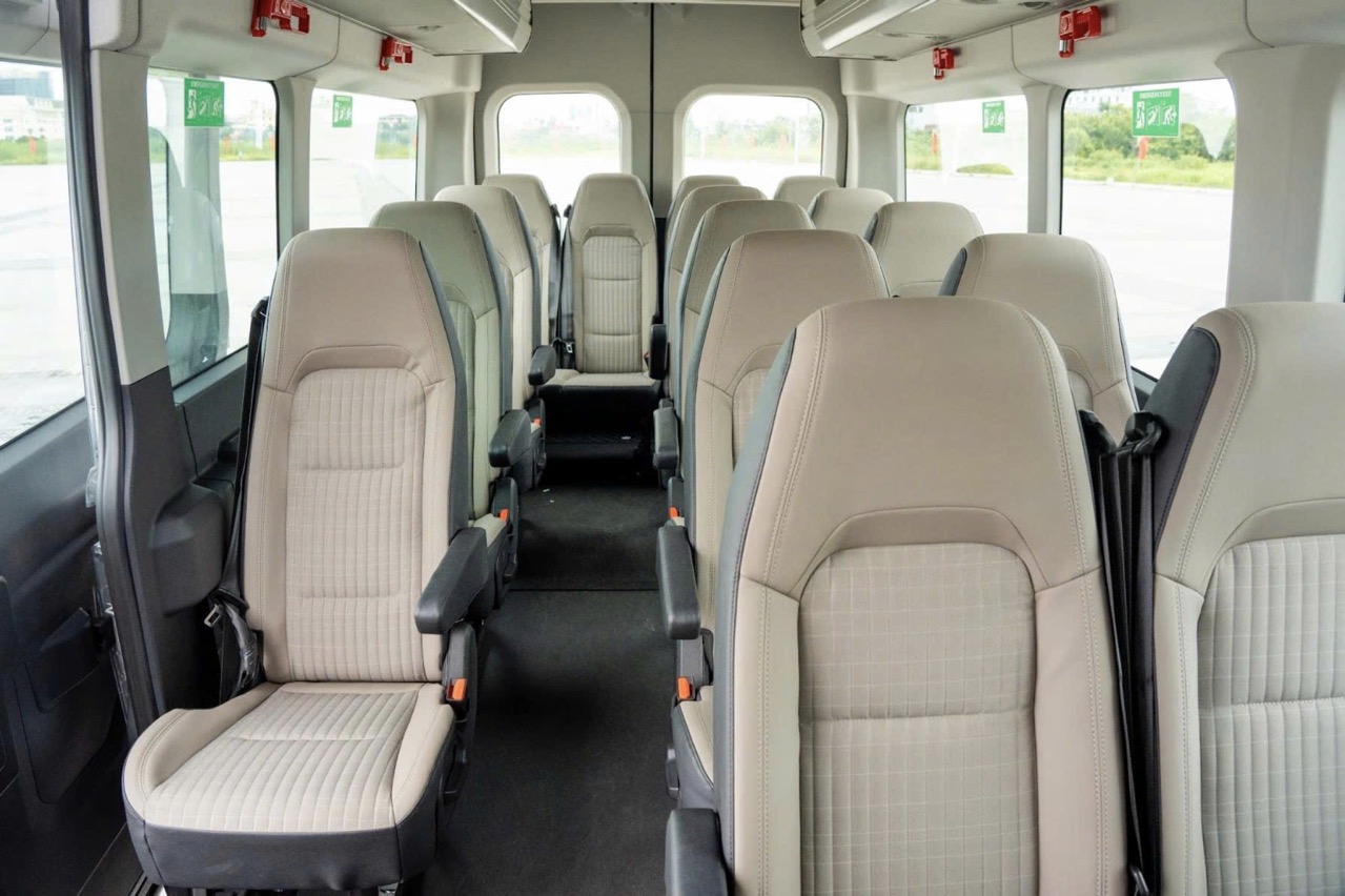 Khoang hành khách rộng rãi và hiện đại của xe 18 chỗ Transit - TravelBus.com.vn