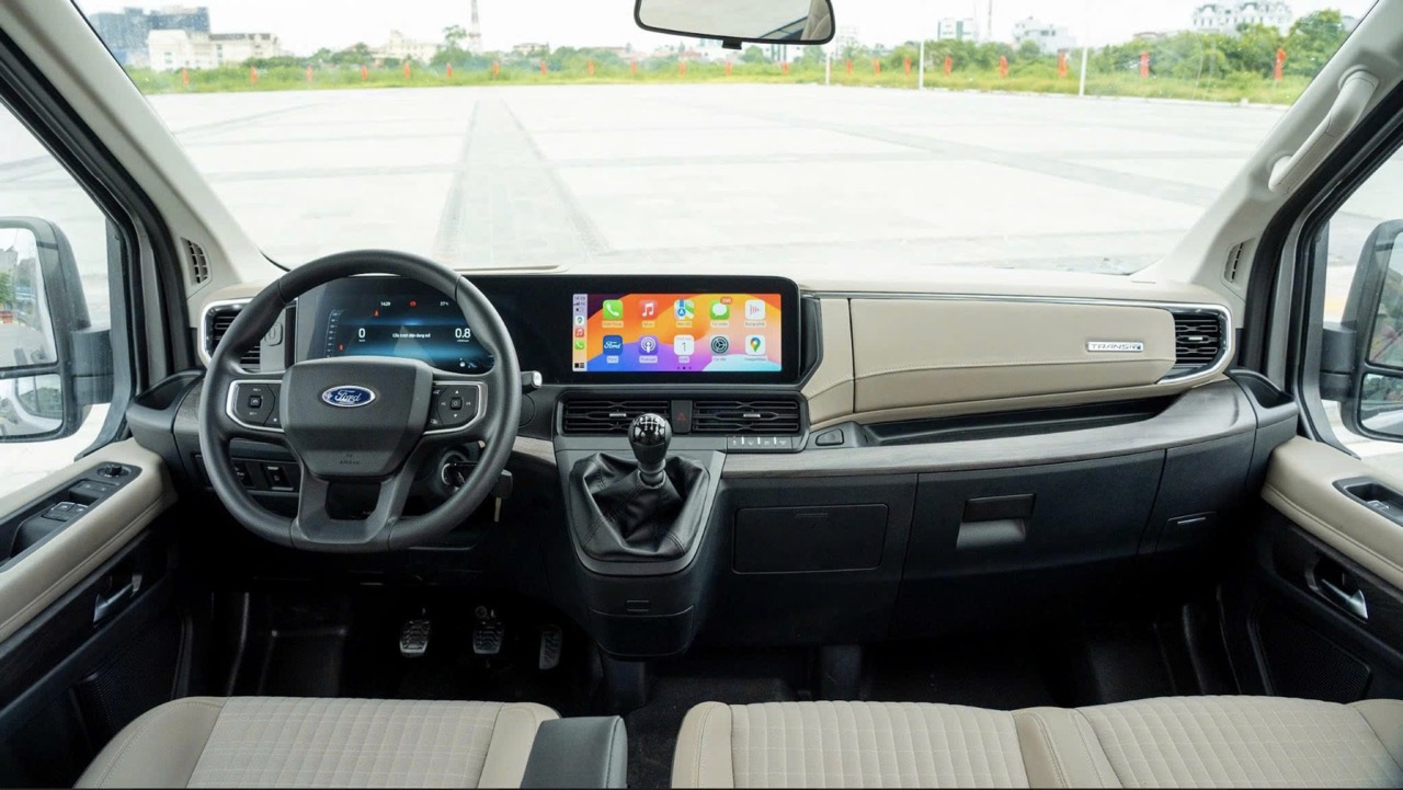Khoang lái hiện của xe 18 chỗ Transit