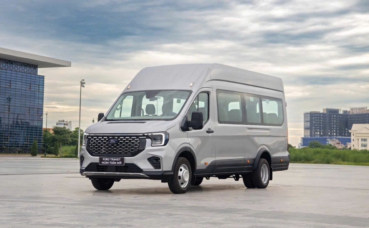 Ngoại thất xe 18 chỗ Transit - TravelBus.com.vn