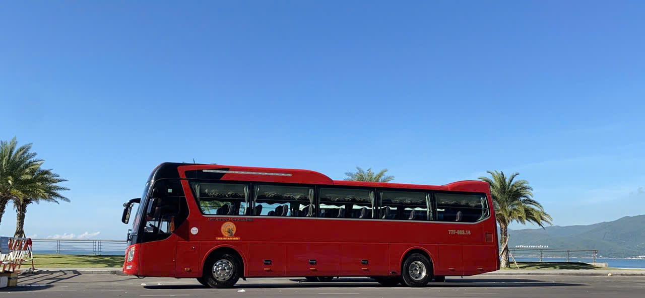 Ngoại thất xe 45 chỗ Hyundai