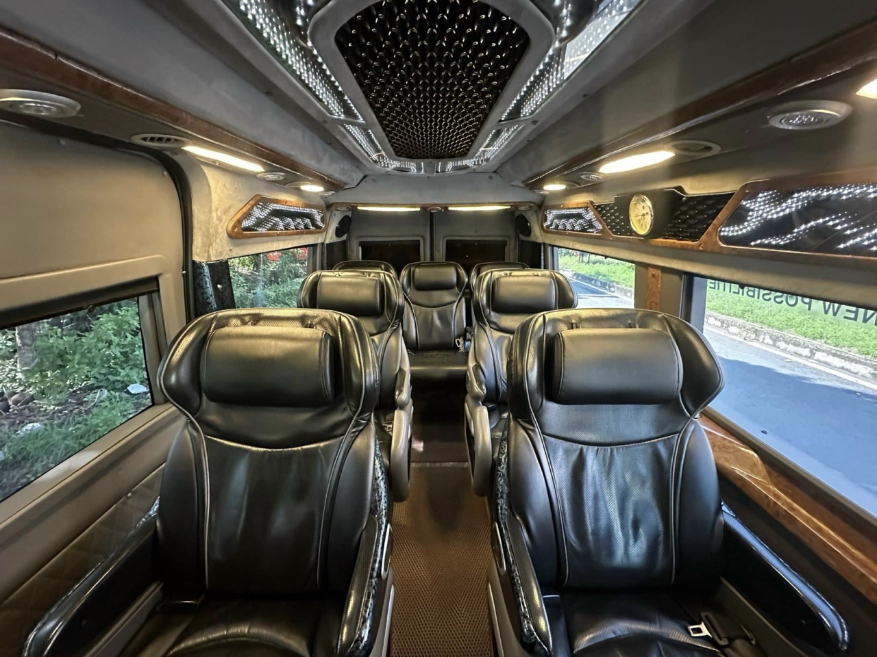 Nội thất xe 9 chỗ Limousine cao cấp