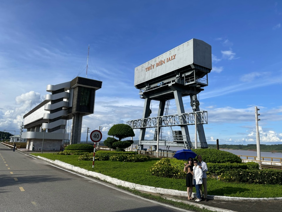 Bờ đập thuỷ điện IALY